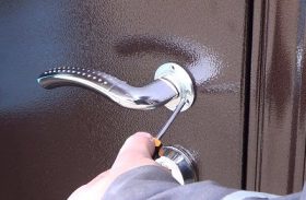 Замена дверной ручки металлической двери в Коченёво