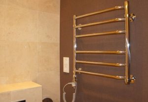Установка электрического полотенцесушителя в ванной в Коченёво